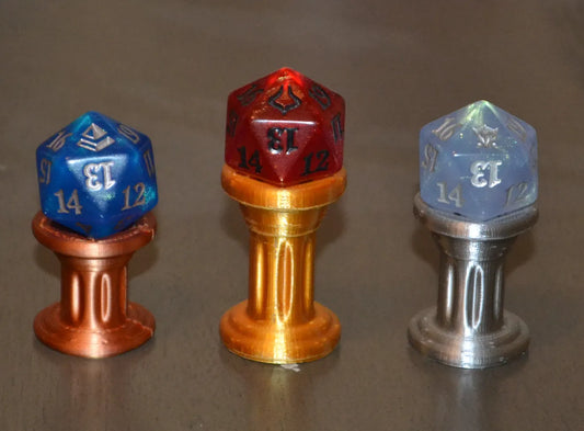 D20 Plinth of honor + Mystery D20 (Random Color)