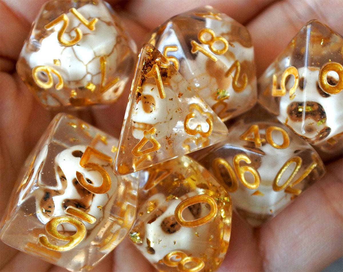 Skulls Laying in Golden Treasure (Give away a random dice)