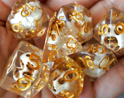 Skulls Laying in Golden Treasure (Give away a random dice)
